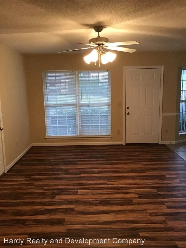 Building Photo - 359 Leafmore Rd SW