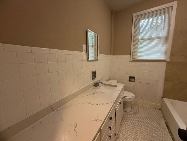 Building Photo - Charming Highland Park Home