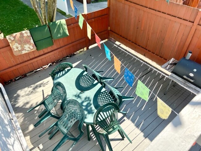 Foto del edificio - Downtown Furnished Two Bed Unit in Duplex-...