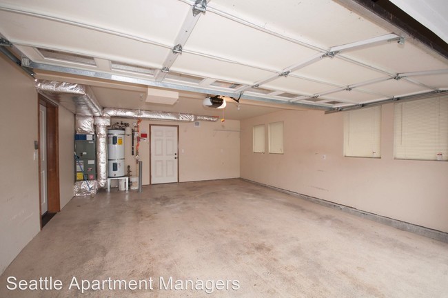 Building Photo - 11015 Woodinville Dr