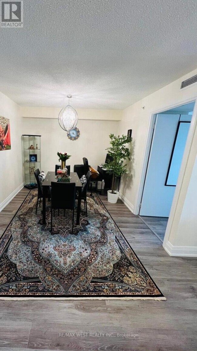 Photo du bâtiment - 555 Wilson Ave