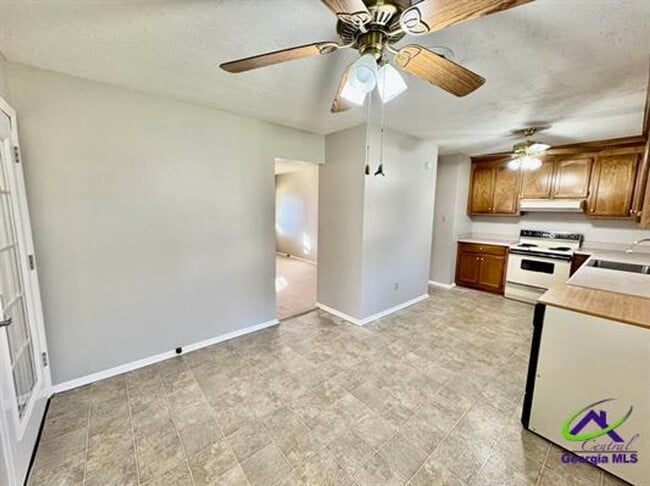 Building Photo - 303 Palomino Ln