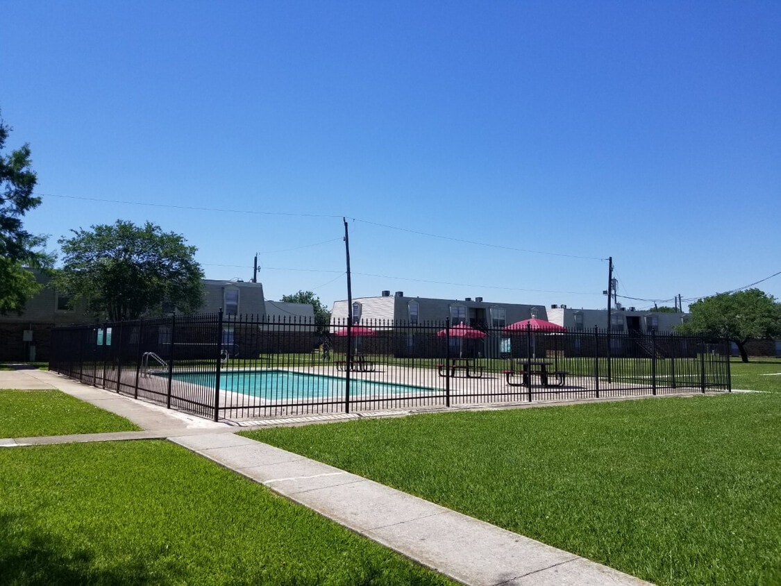 Primary Photo - Village at Baytown
