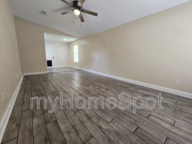 Building Photo - 8900 Forest Oak Dr