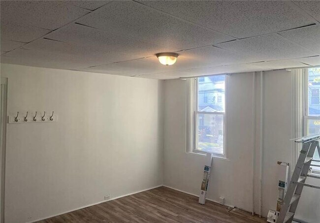 Building Photo - 607 Lorenz Ave