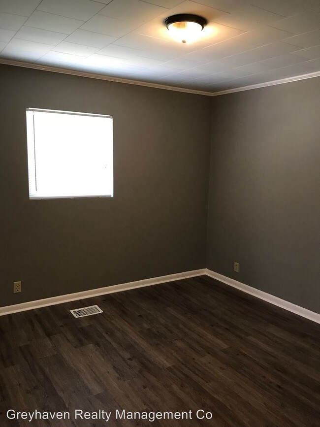 Building Photo - 405 Red Oak Dr