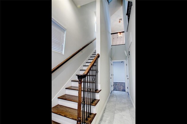 Building Photo - 5006 Lillian St