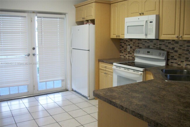 Foto del edificio - 9307 NW 121st St