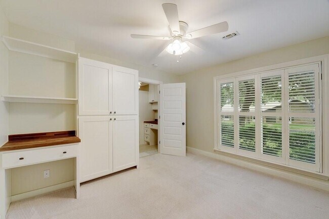 Foto del edificio - 9304 Spring Hollow Dr