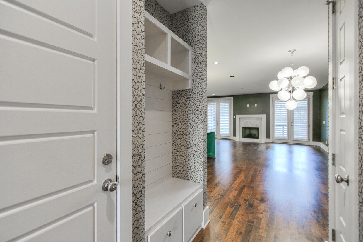 Primary Photo - AVAILABLE NOW. BEAUTIFUL HOME WITH HUGE PA...