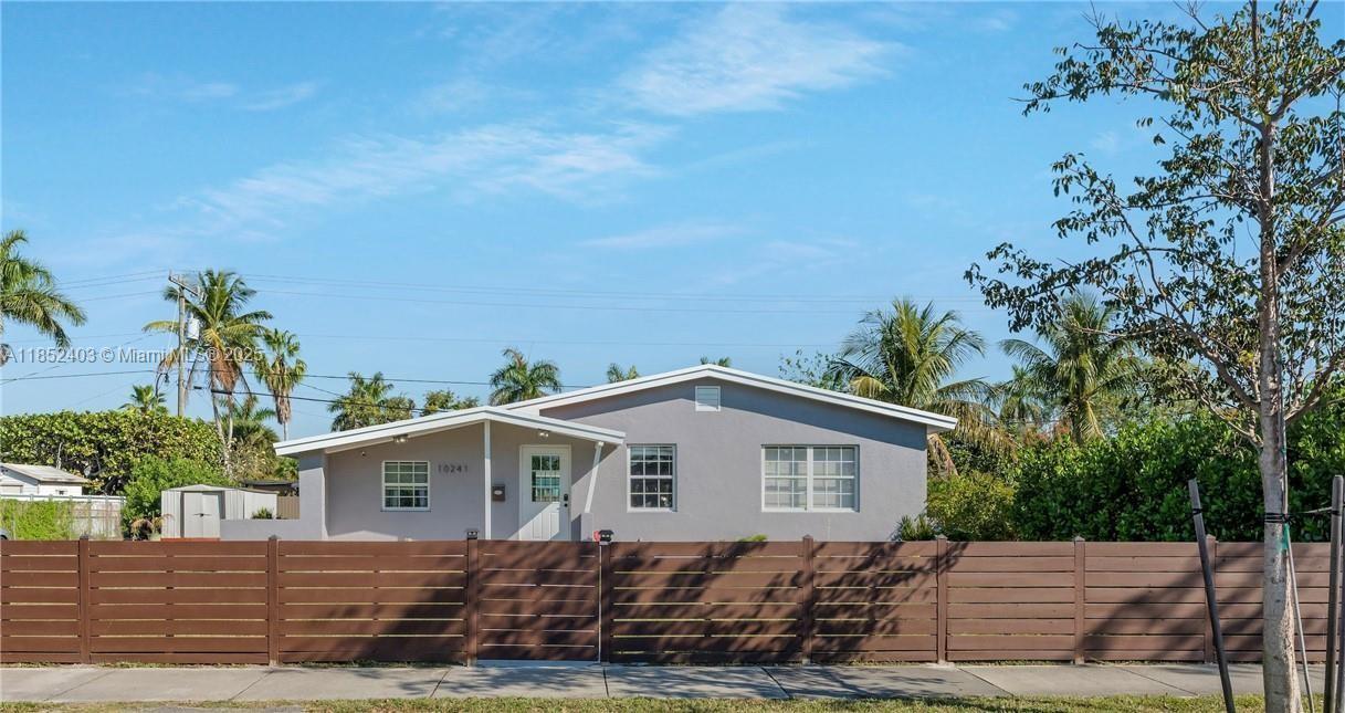 Primary Photo - 10241 Dominican Dr