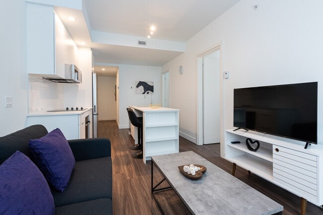 Building Photo - 4171 Rue de la Montagne