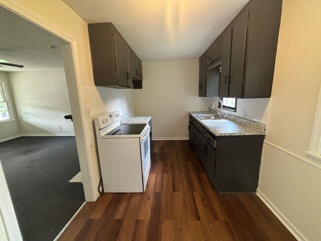 Foto del edificio - 2 Bedroom, 1 Bathroom Home with Spacious Family Room & Fenced Backyard