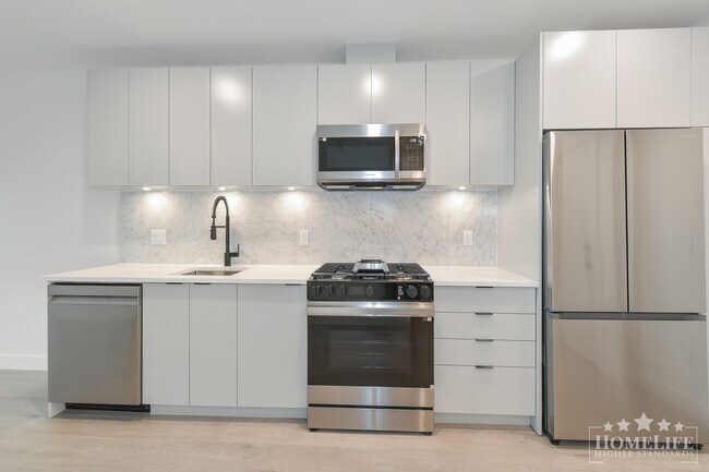 Photo du bâtiment - Contemporary 1-Bed Condo at Pura by Adera in Surrey City Centre