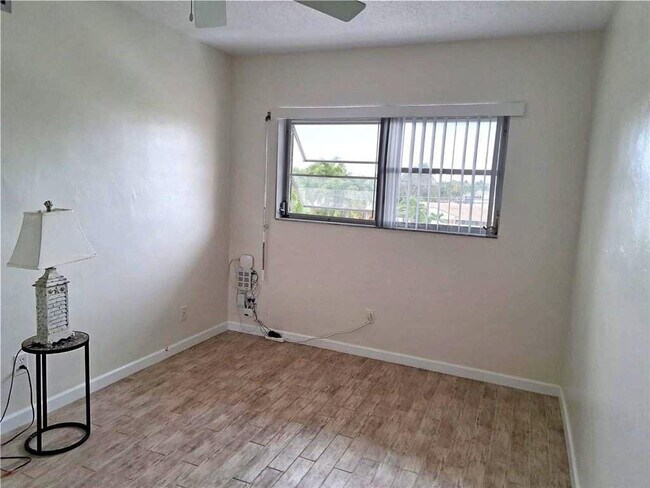 Foto del edificio - 2455 NE 51st St