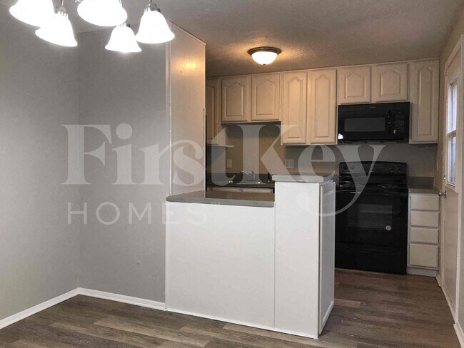 Foto del edificio - 1324 Lansdowne Rd