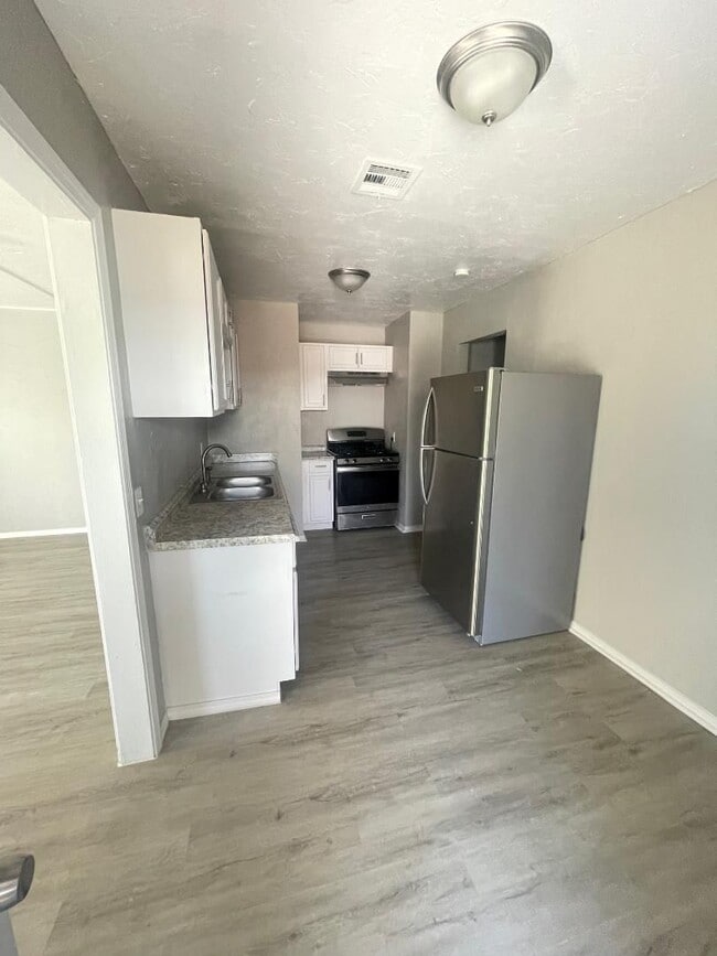 Building Photo - ADORABLE 2 BEDROOM DUPLEX FOR LEASE