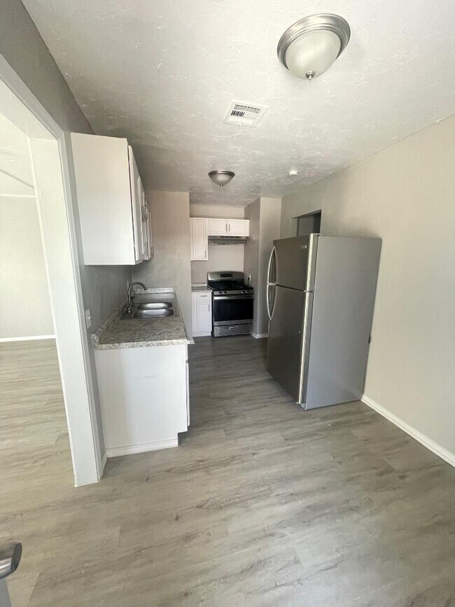 Foto del edificio - ADORABLE 2 BEDROOM DUPLEX FOR LEASE