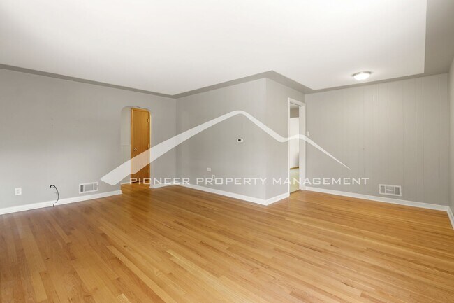 Building Photo - Lovely Home With a 1 Car Garage And Centra...