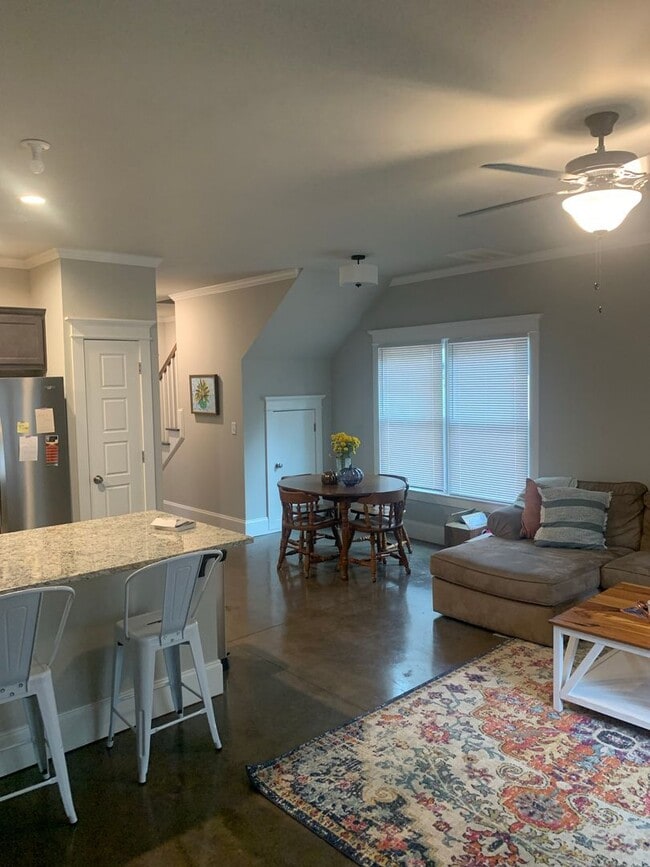 Building Photo - 3 Bedroom Near Downtown Available for Pre-...