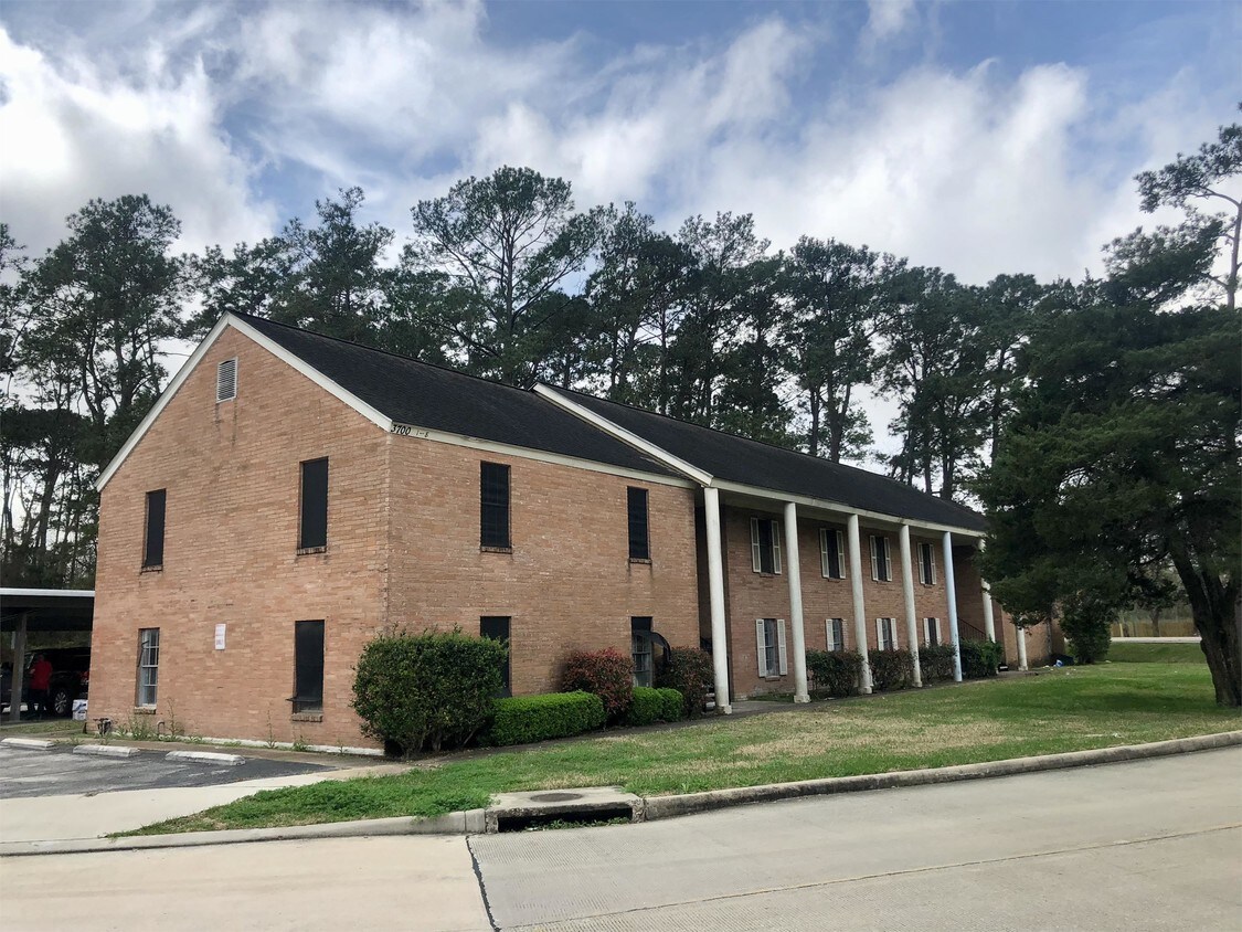 Primary Photo - 3700 Pine Manor Ln