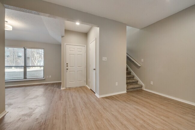 Building Photo - 520 Norwood Plz