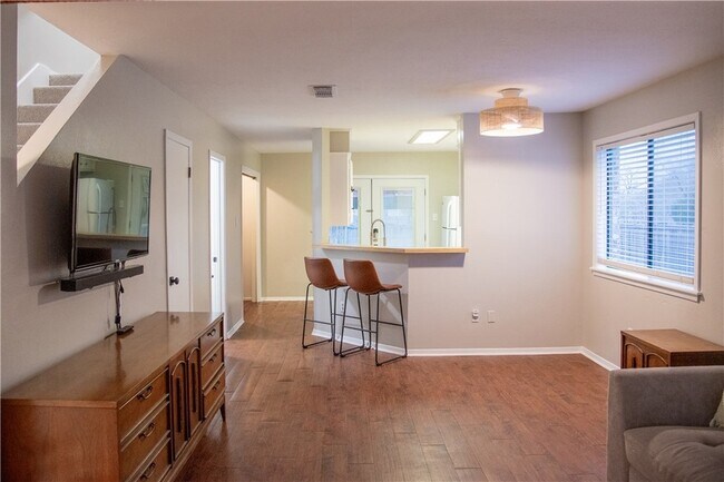 Foto del edificio - 1328 Airline Dr