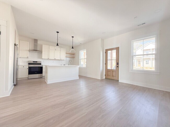 Foto del edificio - Available August 1: 4-Bedroom Townhome at Highbury + Summer Special Perks