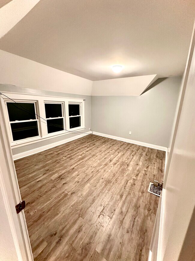 Building Photo - 154 Rose St