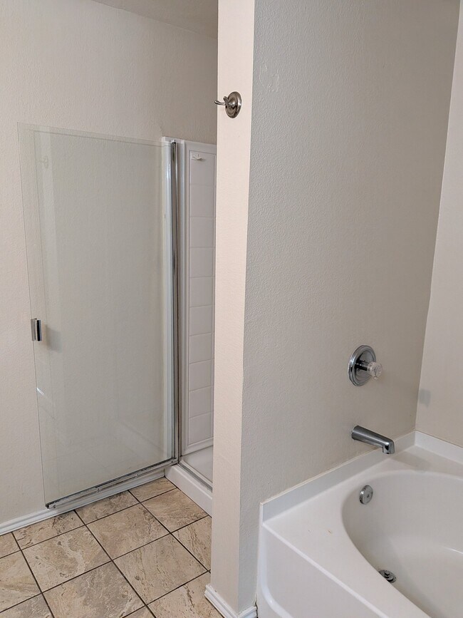 Building Photo - 2818 Meadow Bluff Dr