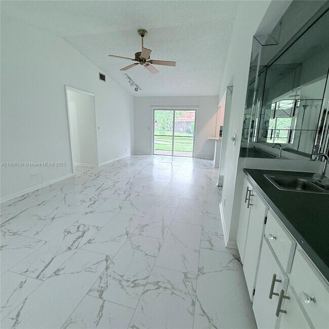 Building Photo - 6183 Live Oak Ct
