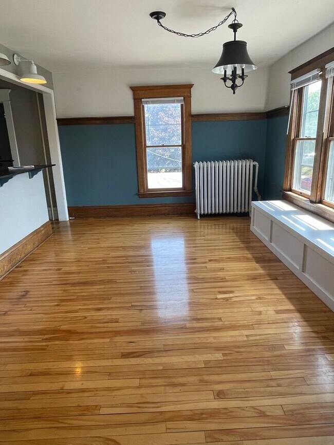Building Photo - Upper Level Uptown Duplex, Hardwood Floors...