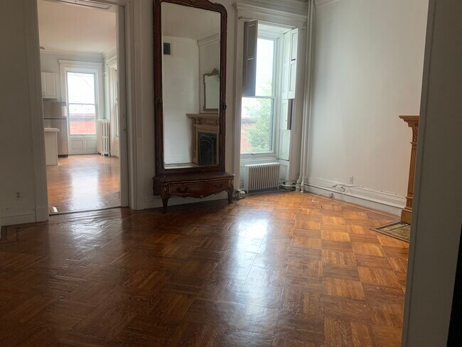 Bright w/windows throughout + original details - 136 Joralemon St
