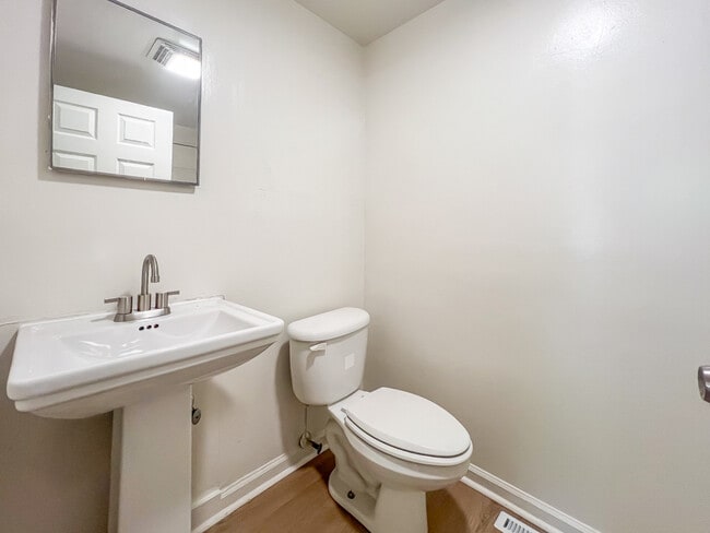 Foto del edificio - 7 Fox Hill Dr