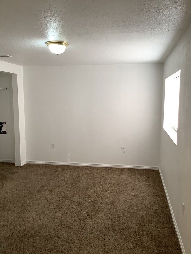 Foto del edificio - Spacious and bright 3-bedroom, 2-bathroom ...
