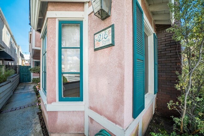 Building Photo - 216 6th St