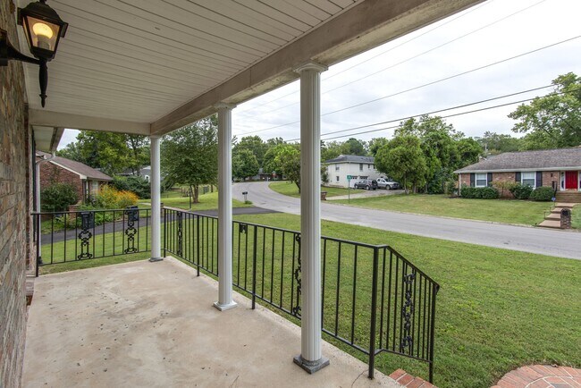 Foto del edificio - 1037 Edwin Warner Dr