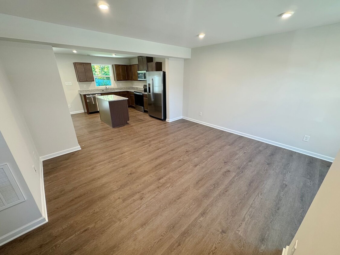 Foto principal - Gorgeous, Brand New 3-Bedroom Home with Mo...