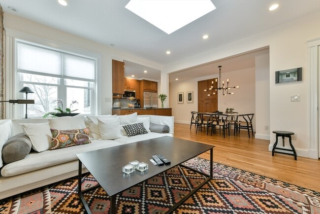 Building Photo - 1038 Beacon St