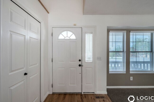 Foto del edificio - 6427 Travis James Ln