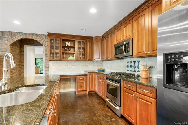 Building Photo - 24 Ray Pl