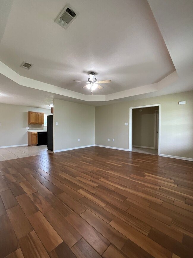 Building Photo - 105 Mayhaw St