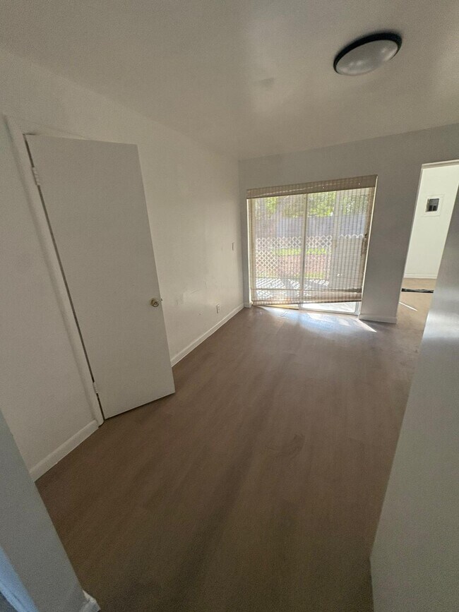 Foto del edificio - 3319 Grove Rd