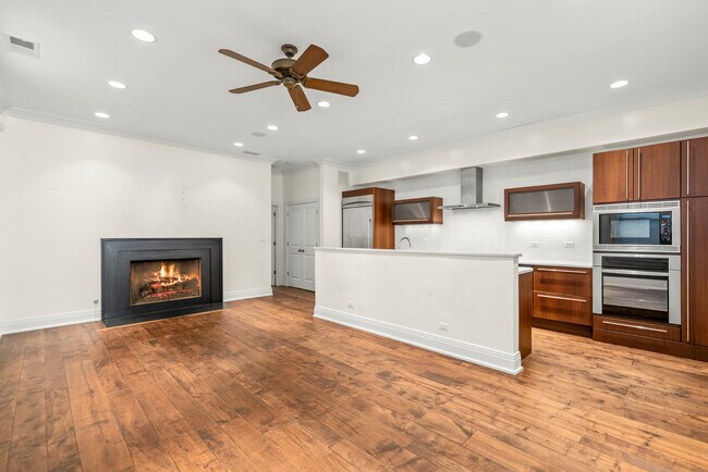 Building Photo - 1028 W Wolfram St