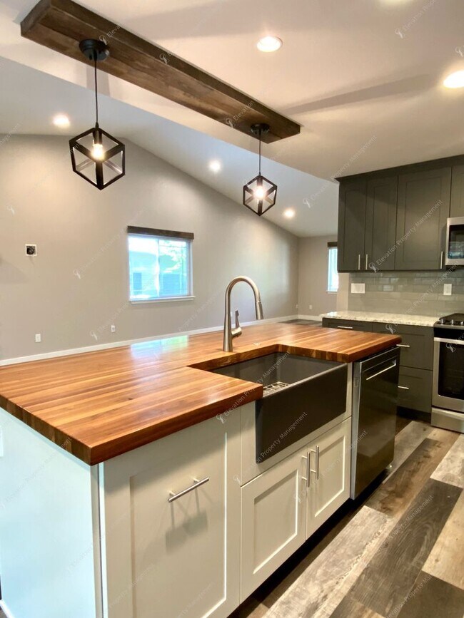 Foto del edificio - Updated Gem Near the River Trail – Minutes...