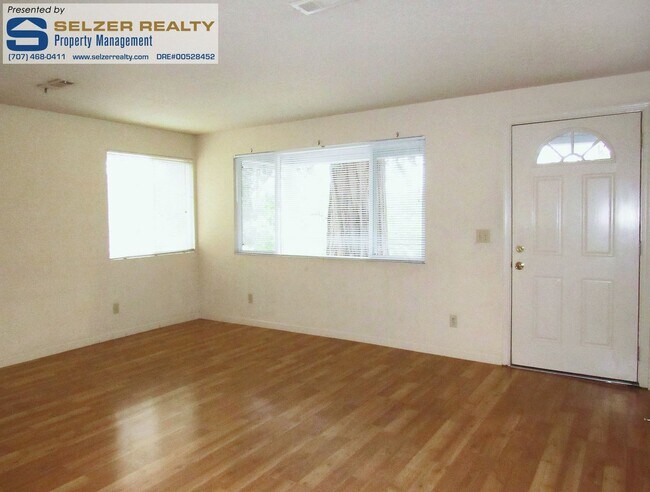 Foto del edificio - Charming 2 bd. bungalow set against the we...