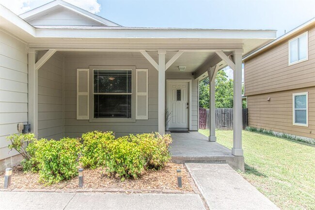 Building Photo - 180 Onyx Lake Dr