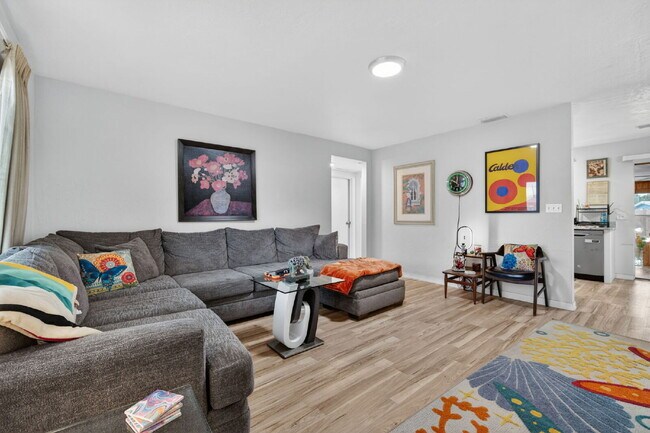 Foto del edificio - Island Living Made Easy — Remodeled 2BR Home, Fully Fenced Yard Near Downtown St. Pete