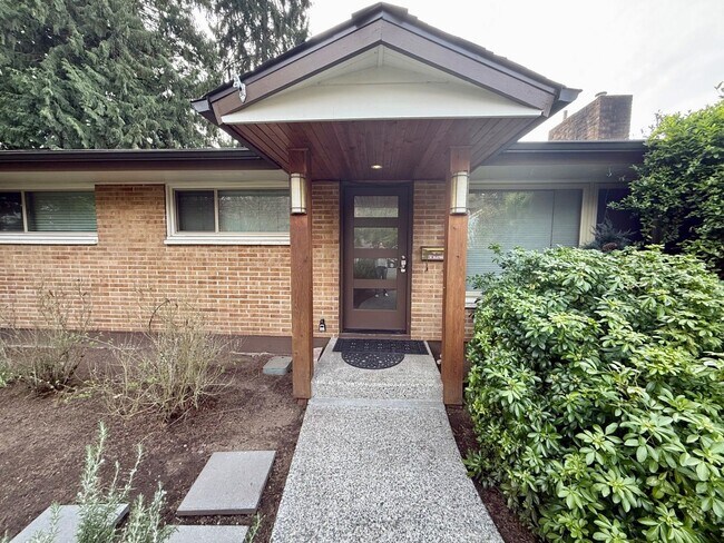 Foto del edificio - Charming 4-Bedroom Rental in the Heart of Downtown Bothell!