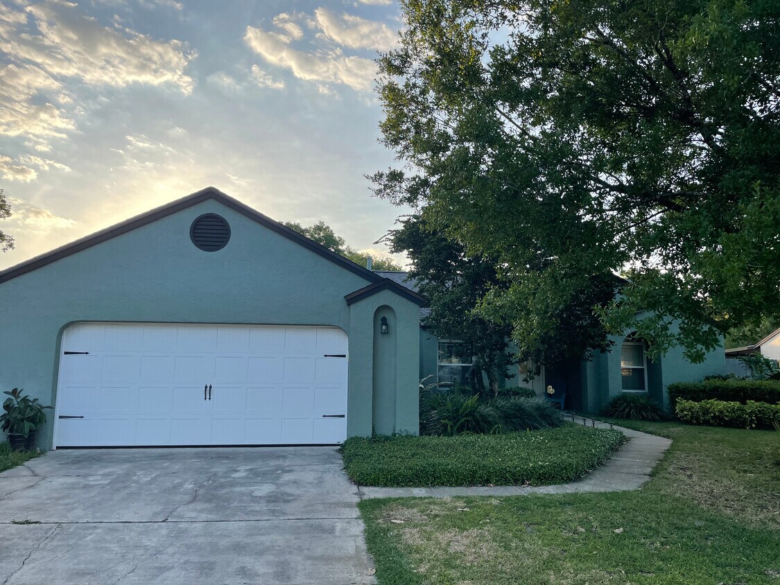 Primary Photo - 566 Lakeshore Cir